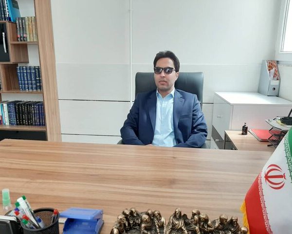 اولین وکیل نابینای لرستانی: درک کردن بالاتر از دیدن است